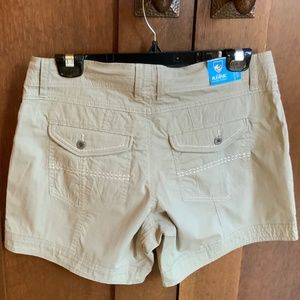 NWOT Kuhl KuhlKurve Hiking Shorts 5.5” inseam Size 4 Khaki